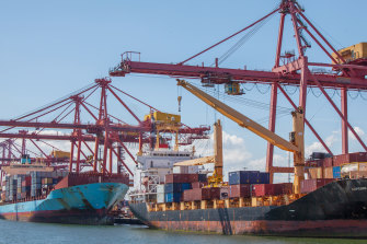 A scathing review has found the Port of Melbourne is not being run efficiently.