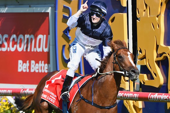 Extreme Choice wins the 2016 Blue Diamond.