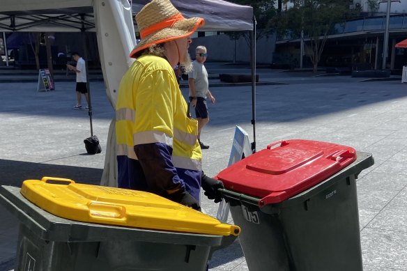 The chief executive of Australia’s waste recycling industry says it is impossible for Labor could introduce a free food waste bin in Brisbane without paying around $26 million for new trucks to collect new bins from 500,000 homes.