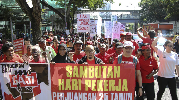 Hundreds of workers demand raise of basic salary and end of discrimination in Kuala Lumpur.