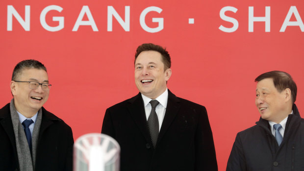 Tesla's vice-president of sales Robin Ren, CEO Elon Musk and Shanghai mayor Ying Yong.