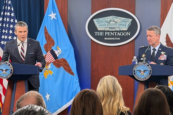 وزير الدفاع الأمريكي بيت هيغسيث ورئيس هيئة الأركان المشتركة الجنرال دان كاين.