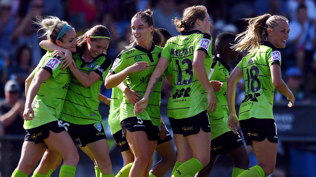 Canberra United players celebrate Ellie Carpenter's decisive goal.