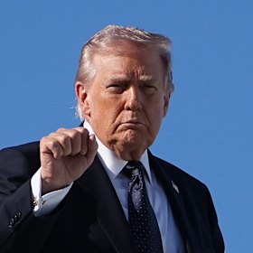 الرئيس دونالد ترامب يركب في الطائرة الرئاسية يوم الأحد في مطار بالم بيتش الدولي.