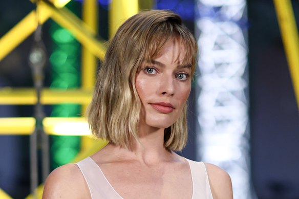 The fringe is back and on Margot Robbie front row at Chanel for Paris Fashion Week.