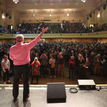 Off air. More than 2000 locals flocked to Melbourne Town Hall to farewell  ABC Radio’s retiring morning presenter Jon Faine. 