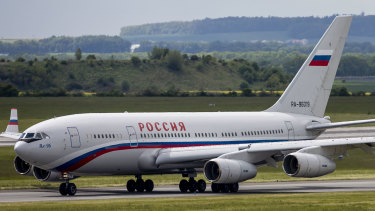 Un aereo del governo russo lascia l'aeroporto Vaclav Havel trasportando diplomatici russi espulsi.