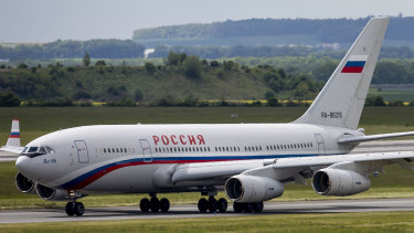 Российский правительственный самолет вылетает из аэропорта имени Вацлава Гавела с высланными российскими дипломатами.