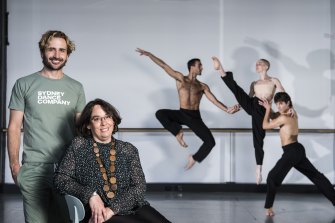 悉尼舞蹈團的執行總監 Lou Oppenheim 與排練總監 Richard Cilli 以及舞者 Davide di Giovanni、Jesse Scales 和 Rhys Kosakowski。