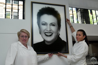 Giovanna and Caterina Toppi hang Sydney Lord Mayor Clover Moore’s portrait at Machiavelli in 2005.