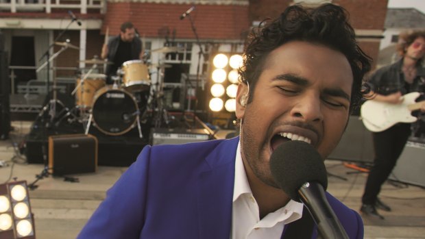 Jack Malik (Himesh Patel) wakes up in a world where the Beatles never existed in Yesterday. 