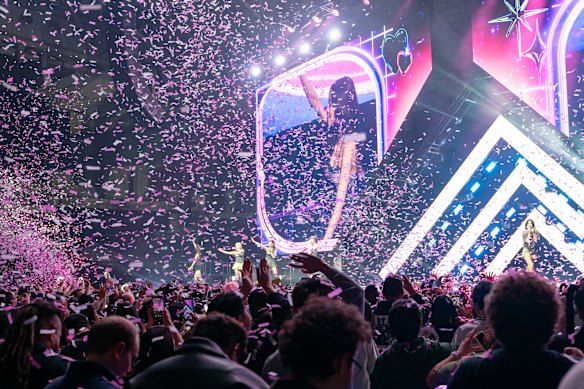 Korean girl pop group Itzy are on their third world tour, called Tunnel Vision.