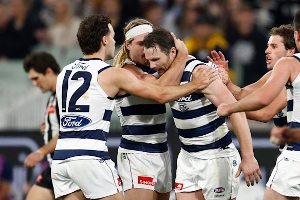 The Cats get around their in-form skipper during their thrilling clash with the Magpies.