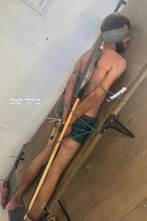 L'esercito israeliano ha confermato l'autenticità di una fotografia che ritrae un detenuto in mutande, bendato e legato ad un'asta di metallo. L’immagine ha circolato ampiamente online dopo essere stata ripubblicata da un attivista palestinese, il quale ha scritto che un soldato israeliano l’aveva pubblicata per primo e da allora aveva cancellato il suo account.