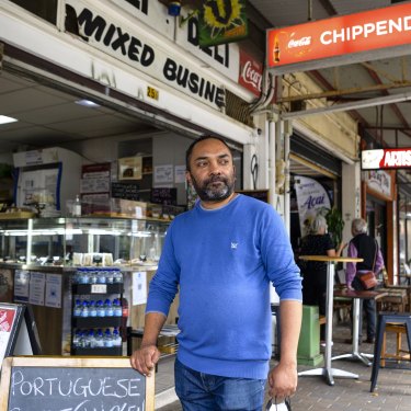 Seperti ribuan pemilik bisnis lainnya, Ahmed Shrif mencoba membawa toko pojoknya ke abad ke-21.  Tetapi dengan kedatangan toko kelontong online instan, dia memiliki persaingan baru.