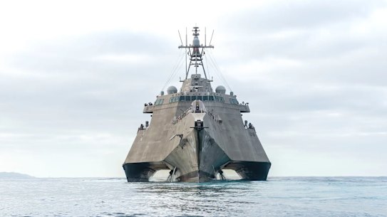 O navio de combate costeiro USS Santa Bárbara foi projetado para operações próximas à costa, incluindo varredura de minas.