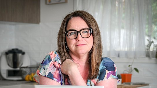 Sarah Brooks, moradora da casa geminada de Rosanna, foi cobrada de “taxas de atraso” pela empresa de gestão de estratos BCSG, embora tenham sido consideradas ilegais.