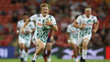 Free roaming: Damien McKenzie on the run with no Reds in sight.