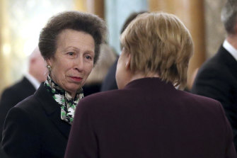 在工作中……安妮公主與德國總理安格拉·默克爾交談。