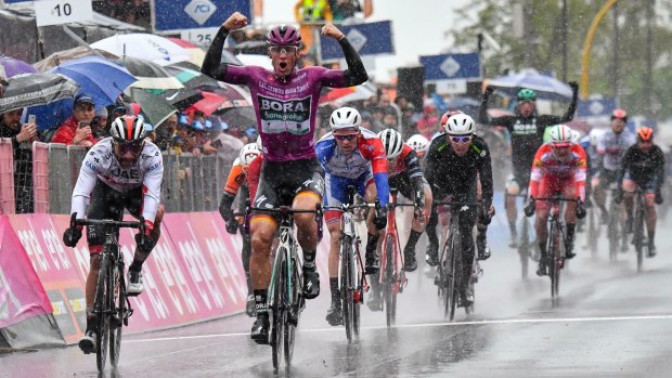 Pascal Ackermann wins the fifth stage in heavy rain.