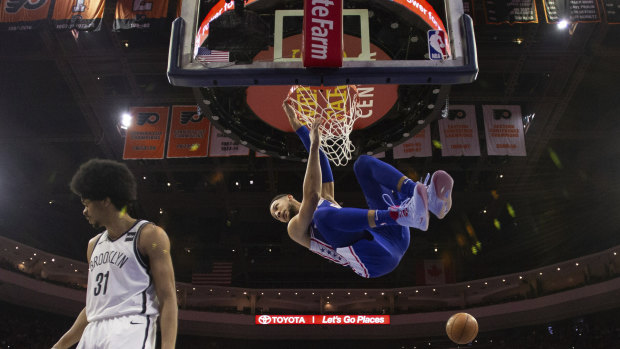 Ben Simmons dunks en route to the 76ers' win.