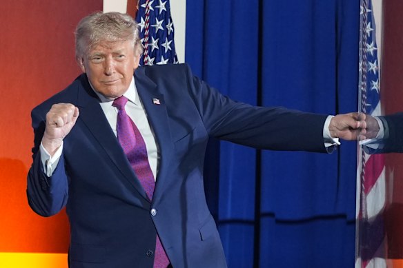 Il presidente Donald Trump fa un gesto dopo aver parlato al Mount Rushmore National Memorial, il 3 luglio.