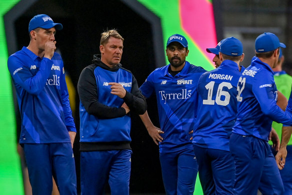 Shane Warne speaks to the London Spirit team in Birmingham in 2021.