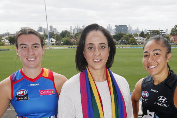 Bulldog Bonnie Toogood and Carlton’s Darcy Vescio with AFLW boss Nicole Livingstone. 