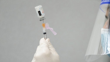 一名沃尔玛员工准备在芝加哥的一家沃尔玛接种 Moderna COVID-19 疫苗。