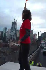 視頻中可以看到一名抗議者在橋上點燃照明彈。