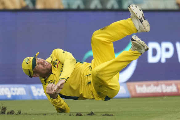 David Warner takes a spectacular catch to get Sri Lanka’s Kusal Mendis