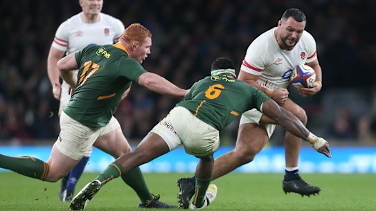 Ellis Genge holds off Eben Etzebeth and Steven Kitshoff.