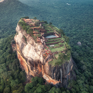 Sigiriya, eski bir kale ve Sri Lanka'nın merkezinde önemli bir turist çekilişi. 