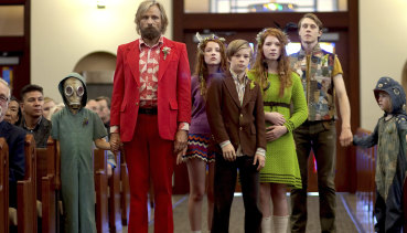 Viggo Mortensen with, from left, Samantha Isler, Nicholas Hamilton, Annalise Basso, George MacKay and Charlie Shotwell in Captain Fantastic.