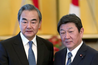 Chinese Foreign Minister Wang Yi (left), poses with his Japanese counterpart Toshimitsu Motegi last year.