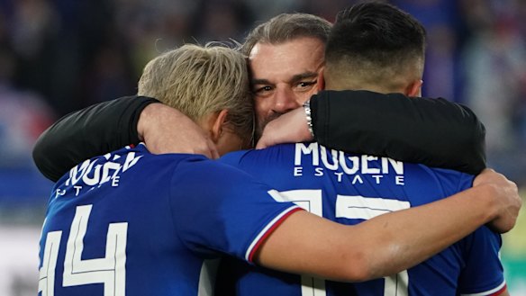 Ange Postecoglou celebrates with his Yokohama F.Marinos players after claiming the J.League title.