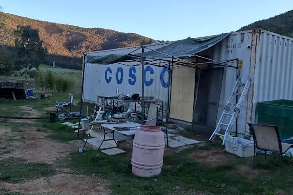 El contenedor de envío donde vivió Dezi Freeman antes de su muerte en marzo.