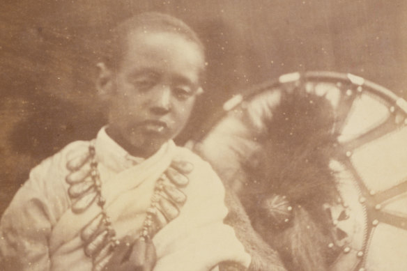 Prens Dejatch Alemayehu, Kraliçe Victoria'nın vesayeti altına girdi.