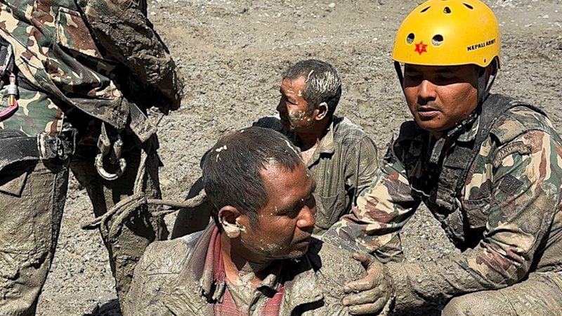 Nepal'daki sel ölümleri 950'yi geçerken, hidroelektrik tünellerinde mahsur kaldığı korkulan yüzlerce kişi için kurtarma yarışı