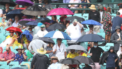 Rain and Omicron temper a buoyant crowd on day one of the Sydney Test