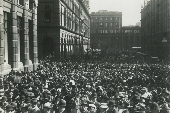 People thronged to the opening of the Commonwealth Bank building in Sydney’s Martin Place in 1916. The bank would become the forerunner to the Reserve Bank.
