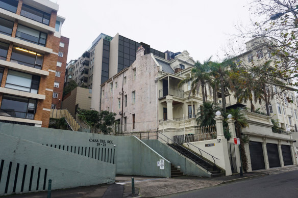 An artist’s impression of the tower of boarding house units would be erected behind the historic house on Billyard Avenue, Elizabeth Bay.