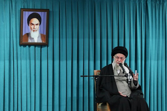 Khamenei sucedeu ao primeiro líder islâmico do Irão, o aiatolá Ruhollah Khomeini, em Junho de 1989, mas foi inicialmente considerado como não tendo as credenciais do seu antecessor.