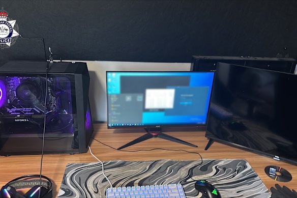 A polícia também confiscou equipamentos eletrônicos da casa do menino.