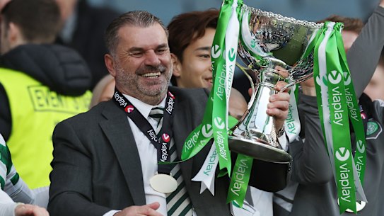 GLASGOW, SCOTLAND - FEBRUARY 26: Celtic manager Ange Postecoglou lifts the Viaplay Cup with teammates trophy following victory in the Viaplay Cup Final between Rangers and Celtic at Hampden Park on February 26, 2023 in Glasgow, Scotland. (Photo by Ian MacNicol/Getty Images)