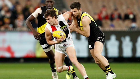 Jack Steele of the Saints gathers the ball.