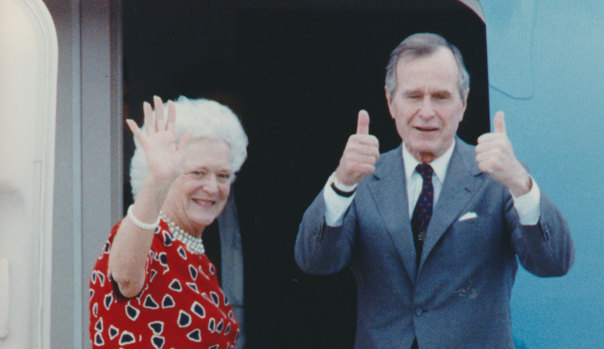 US President George H. W. Bush and his wife Barbara farewell Australia from the steps of Air Force One at Melbourne Airport on January 3, 1992. 