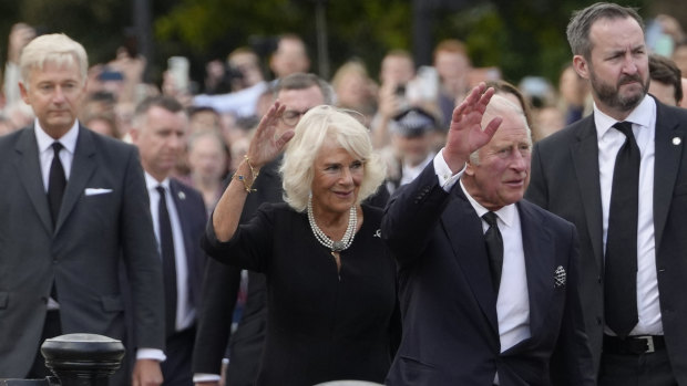 Kral Charles III ve Kraliçe Eşi Camilla, Londra'daki Buckingham Sarayı'na vardıklarında el sallıyorlar.