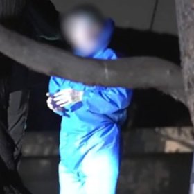 A polícia escoltou um homem até a residência na noite de segunda-feira.