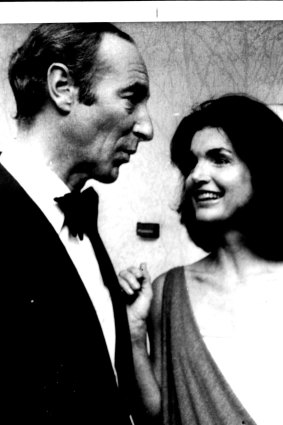 Jacqueline Kennedy Onassis at the Metropolitan Museum of Modern Art exhibition, in 1977, with a museum trustee. 